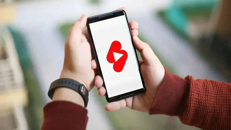 Algoritmii de recomandare YouTube și TikTok: Mecanisme și secrete