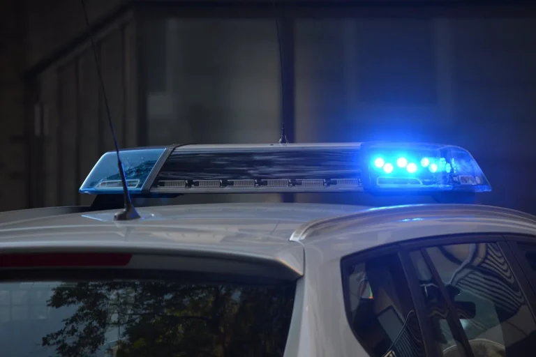 Ce drepturi ai când poliția îți intră în casă fără mandat?