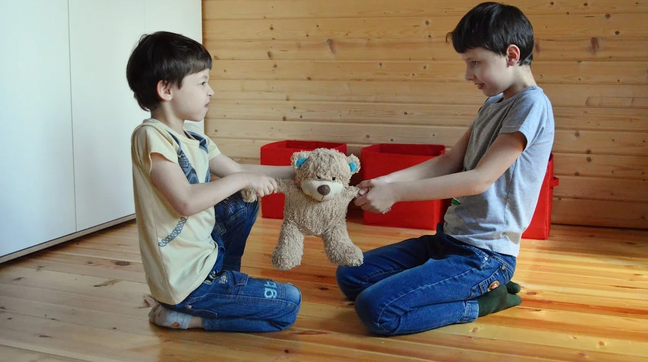 Sfaturi practice pentru a aplana certurile între frați fără favoritisme