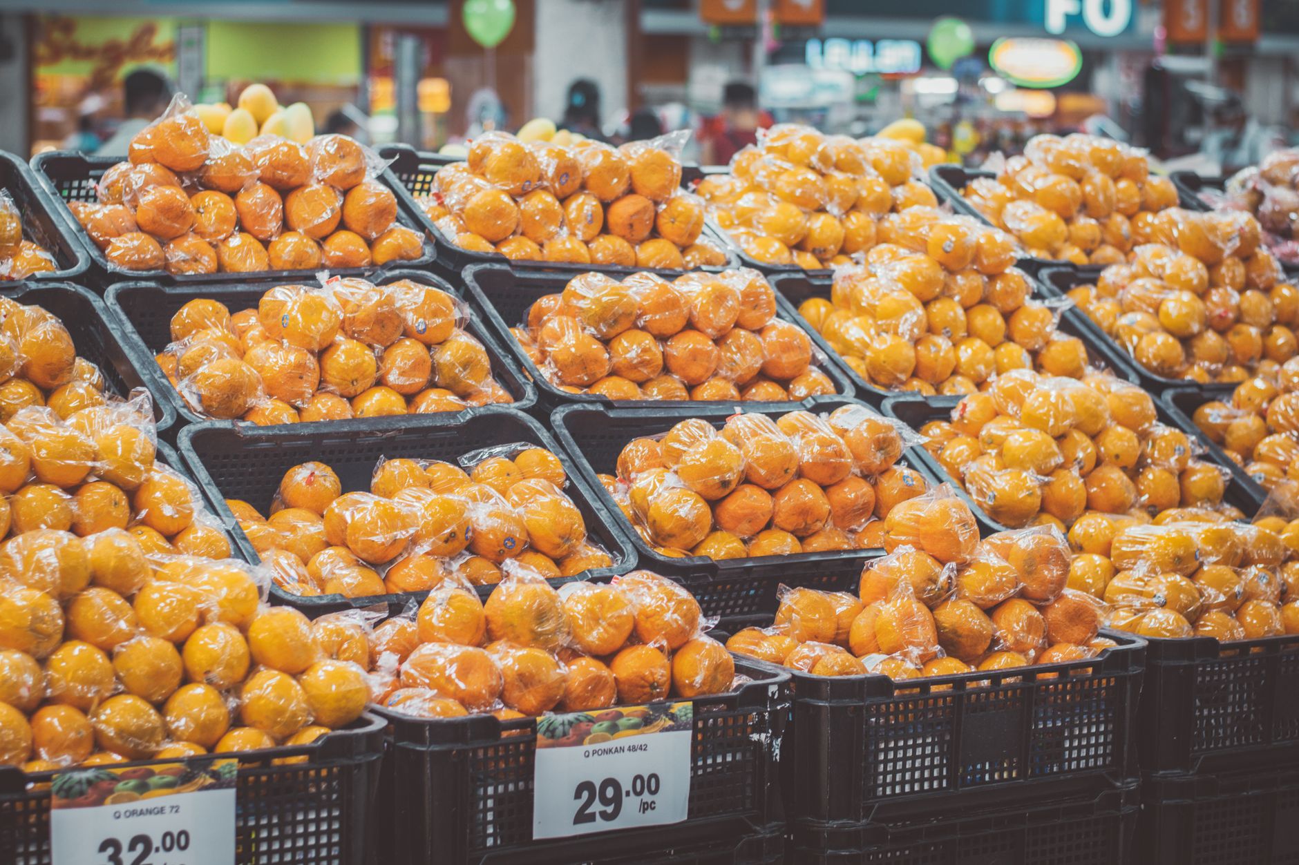 Cum afectează scăderea leului prețurile produselor din import în România?